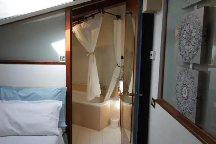 Accogliente Mansarda Nel Cuore Dell Antica Livorno Apartment Luaran gambar
